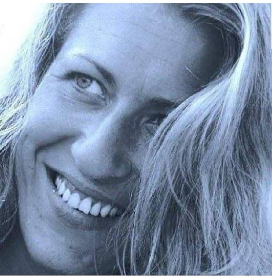 Artesana tejiendo crochet